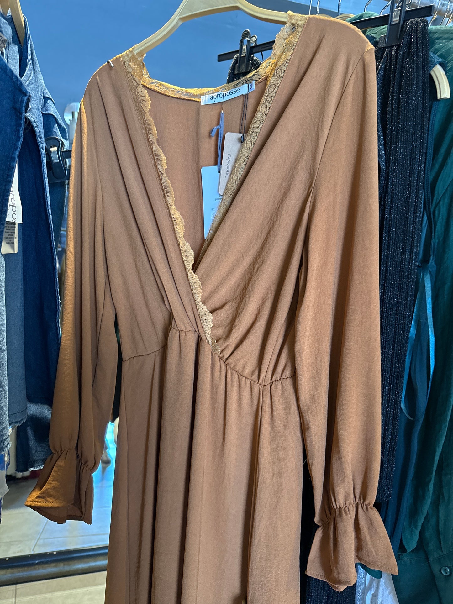 VESTIDO HOLGADO CON DETALLE EN V