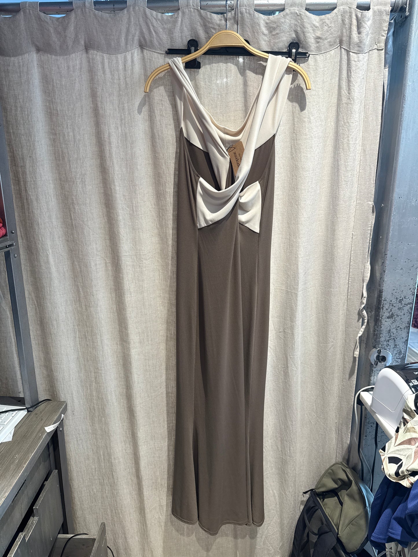 Vestido cruzado escote beige