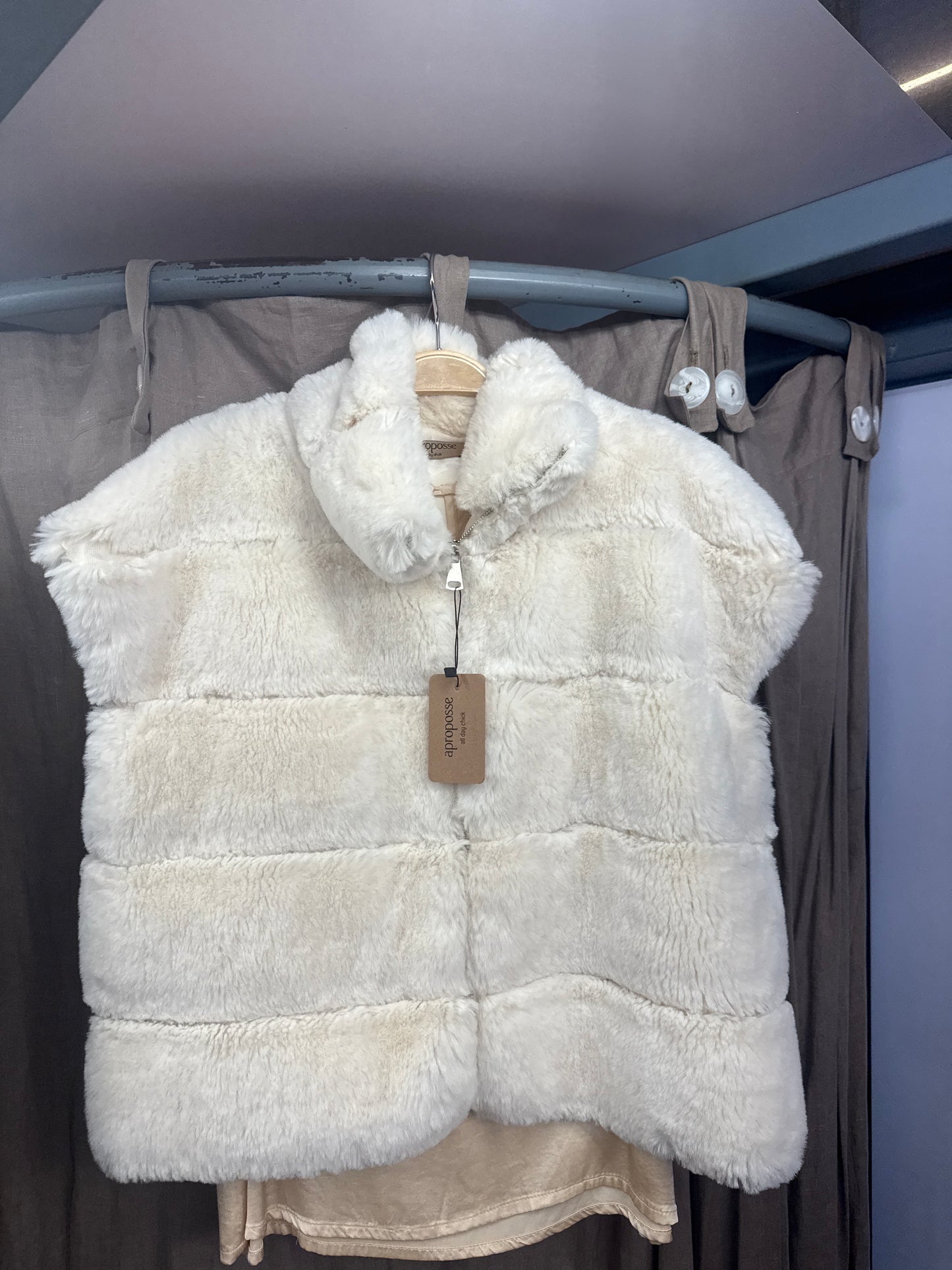 Chaleco blanco peludo