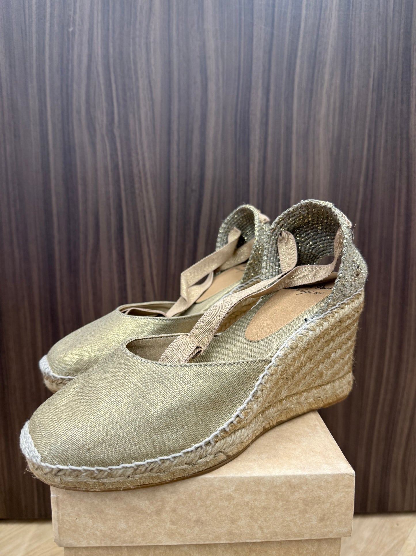 ALPARGATA CON TACON DORADA